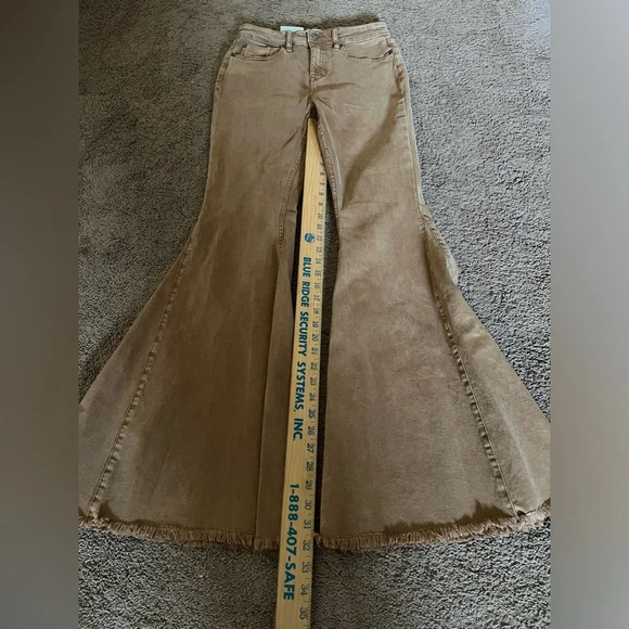 NWT Shyanne’s Woman’s Brown High Rise Flare Jeans Size W29 X L34 - Picture 9 of 10